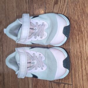 Pink Nike starrunner